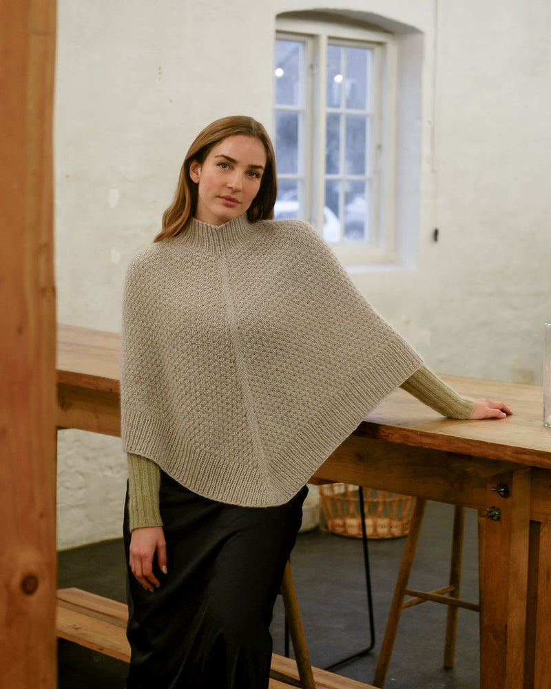 Elvira Poncho – Strickanleitung & Garnpaket - BONIFAKTUR - Kleinste -Elvira Poncho – Strickanleitung & Garnpaket