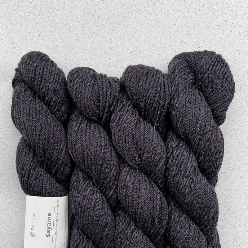 Pascuali Sayama in 312 Schwarz: Lama-Schurwoll-Garn.