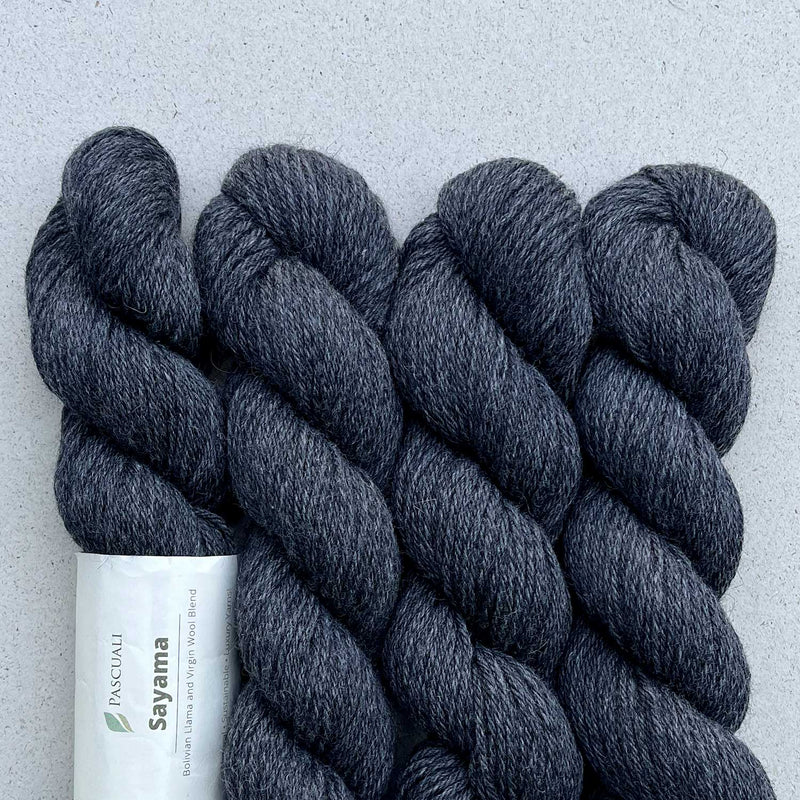 Pascuali Sayama in 333 Kohle: Lama-Schurwoll-Garn.