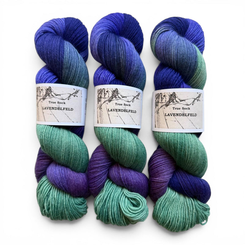 Atelier Franziska Uhl HANDGEFÄRBTE SOCKENWOLLE - TRUE SOCK - BONIFAKTUR - Lavendelfeld - Atelier Franziska Uhl HANDGEFÄRBTE SOCKENWOLLE - TRUE SOCK