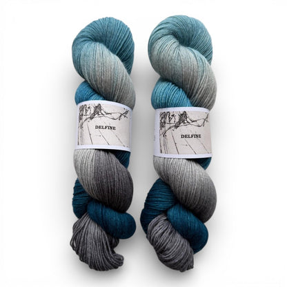 Atelier Franziska Uhl Handgefärbte Sockenwolle - BONIFAKTUR - Delfine - Atelier Franziska Uhl Handgefärbte Sockenwolle