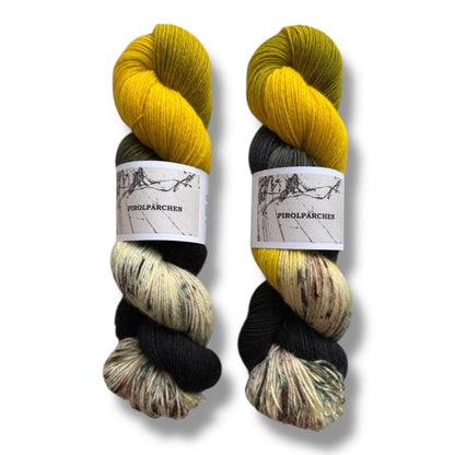 Atelier Franziska Uhl HANDGEFÄRBTE SOCKENWOLLE - TRUE SOCK - BONIFAKTUR - Pirolpärchen - Atelier Franziska Uhl HANDGEFÄRBTE SOCKENWOLLE - TRUE SOCK