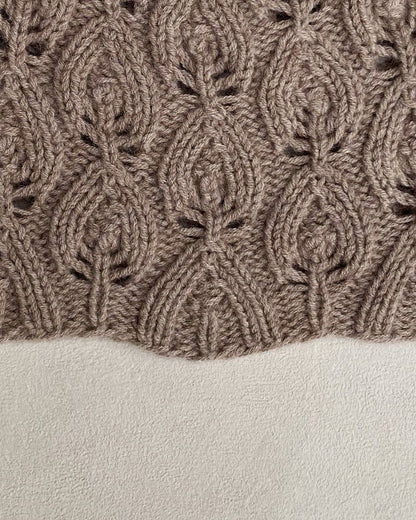 Peacock Hat & Capelet – Strickanleitung & Garnpaket - BONIFAKTUR - Kleinste - Peacock Hat & Capelet – Strickanleitung & Garnpaket