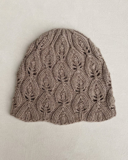 Peacock Hat & Capelet – Strickanleitung & Garnpaket - BONIFAKTUR - Kleinste - Peacock Hat & Capelet – Strickanleitung & Garnpaket