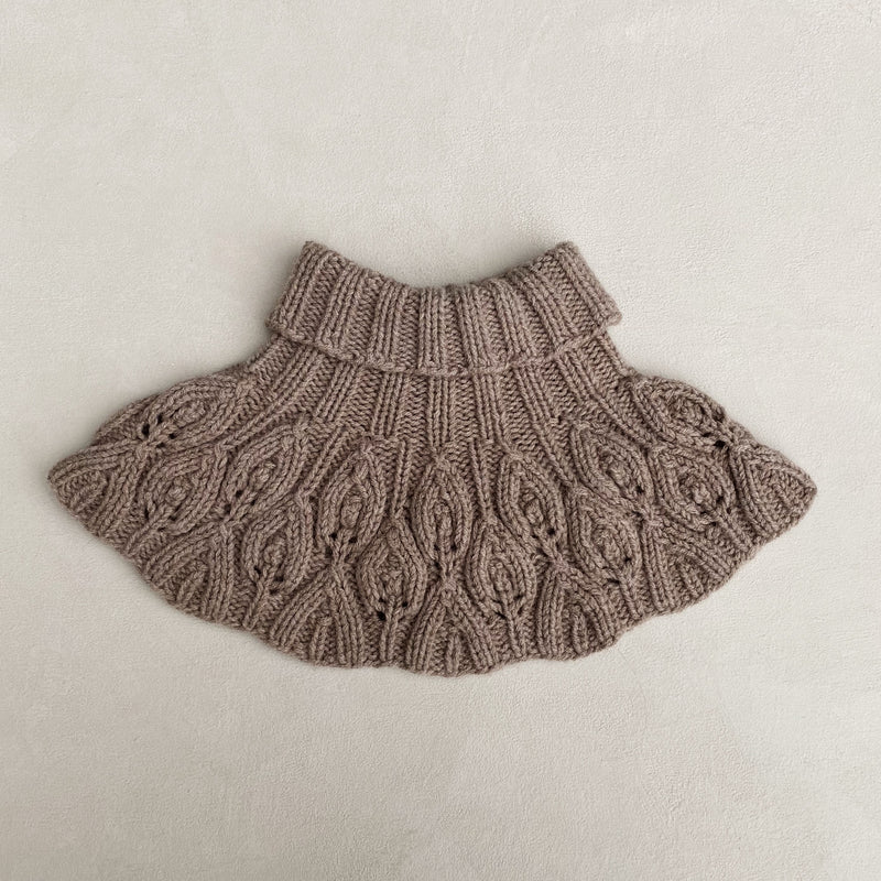 Peacock Hat & Capelet – Strickanleitung & Garnpaket - BONIFAKTUR - Kleinste - Peacock Hat & Capelet – Strickanleitung & Garnpaket